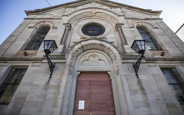 Una esvástica se ve en la puerta de una antigua sinagoga en Mommenheim, este de Francia, 4 de marzo de 2019. (Foto de AP / Jean-Francois Badias)
