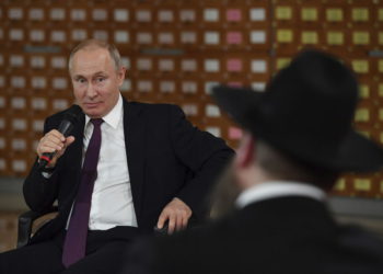 El presidente ruso Vladimir Putin habla durante una reunión con residentes locales en Simferopol, Crimea, 18 de marzo de 2019. (Yuri Kadobnov / Foto de piscina a través de AP)