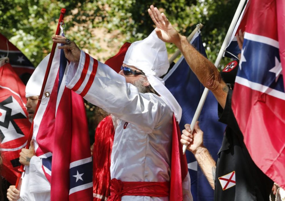 Ilustrativo: los miembros de Klan saludan durante un mitin de KKK en Justice Park el sábado 8 de julio de 2017, en Charlottesville, Virginia. (Foto AP / Steve Helber)