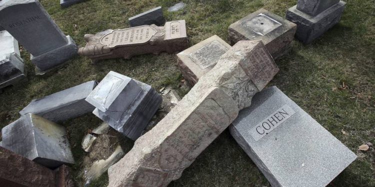 Foto del archivo: las lápidas caídas y dañadas por vándalos se encuentran en el suelo en el cementerio Mount Carmel en Filadelfia. (AP / Jacqueline Larma)