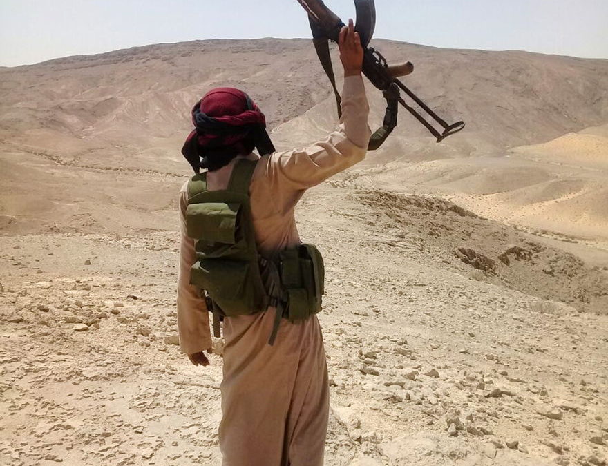 En esta foto sin fecha de 2018, un beduino de la tribu Tayaha sostiene su arma durante una operación que acompaña al ejército egipcio en Al Agama, Sinaí Central, Egipto. (Foto AP)