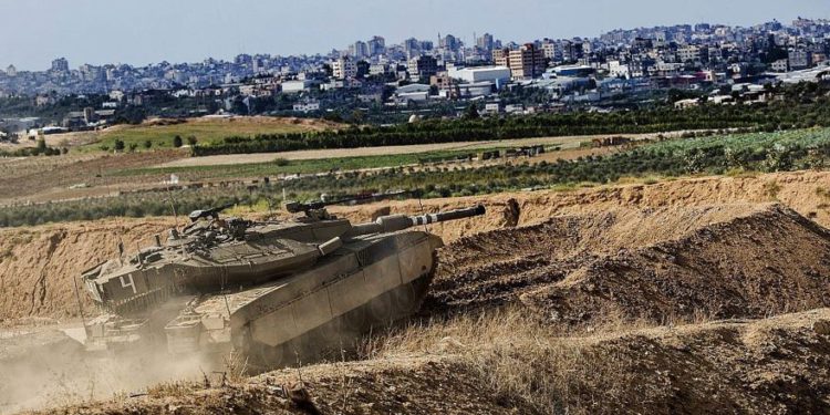 Archivo: Un tanque israelí toma posición en la frontera de la Franja de Gaza, 27 de octubre de 2018. (AP / Tsafrir Abayov)