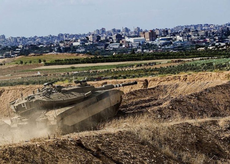 Archivo: Un tanque israelí toma posición en la frontera de la Franja de Gaza, 27 de octubre de 2018. (AP / Tsafrir Abayov)