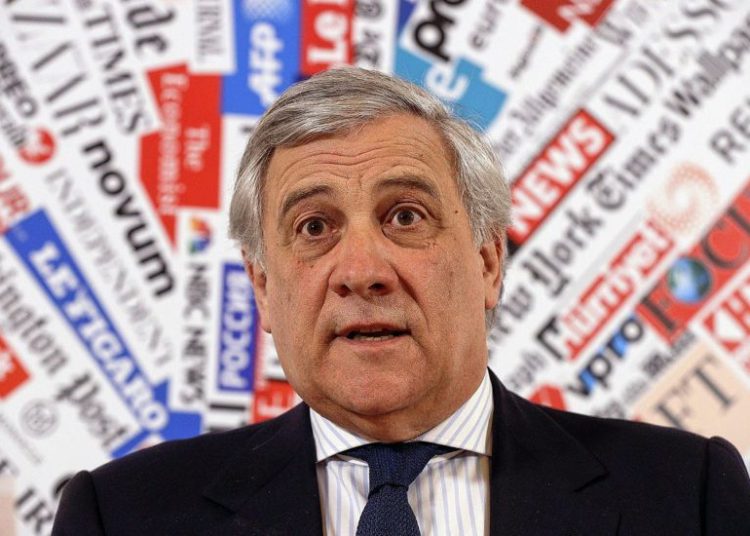 El presidente del Parlamento Europeo, Antonio Tajani, habla durante una conferencia de prensa en la asociación de prensa extranjera en Roma, 4 de febrero de 2019. (Foto AP / Gregorio Borgia)