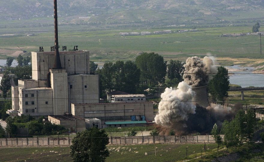 En esta foto de archivo del 27 de junio de 2008 publicada por la Agencia de Noticias Xinhua de China, la torre de enfriamiento del complejo nuclear de Yongbyon se demuele en Corea del Norte, en un signo de su compromiso de dejar de fabricar plutonio para las bombas atómicas. (Gao Haorong, / Xinhua vía AP)