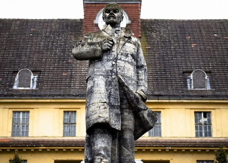 En esta foto del martes 22 de febrero de 2019, un monumento a Lenin se encuentra frente a la abandonada "Haus der Offiziere", la sede del alto mando militar de los soviéticos en la antigua Alemania Oriental, en el barrio de Zensen en Wuensdorf, a unos 40 kilómetros. (25 millas) al sur de berlín. (AP / Markus Schreiber)