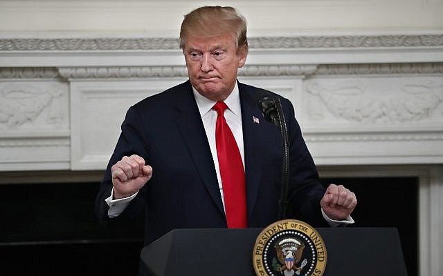 El presidente de los Estados Unidos, Donald Trump, hace un gesto mientras habla ante la Asociación Nacional de Fiscales Generales, en el comedor estatal de la Casa Blanca en Washington, el 4 de marzo de 2019. (Jacquelyn Martin / AP)