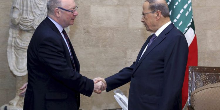 El presidente libanés Michel Aoun, a la derecha, da la mano al ministro de Relaciones Exteriores de Gran Bretaña, Alistair Burt, en el palacio presidencial, en Beirut, Líbano, el 7 de marzo de 2019. (Dalati Nohra a través de AP)