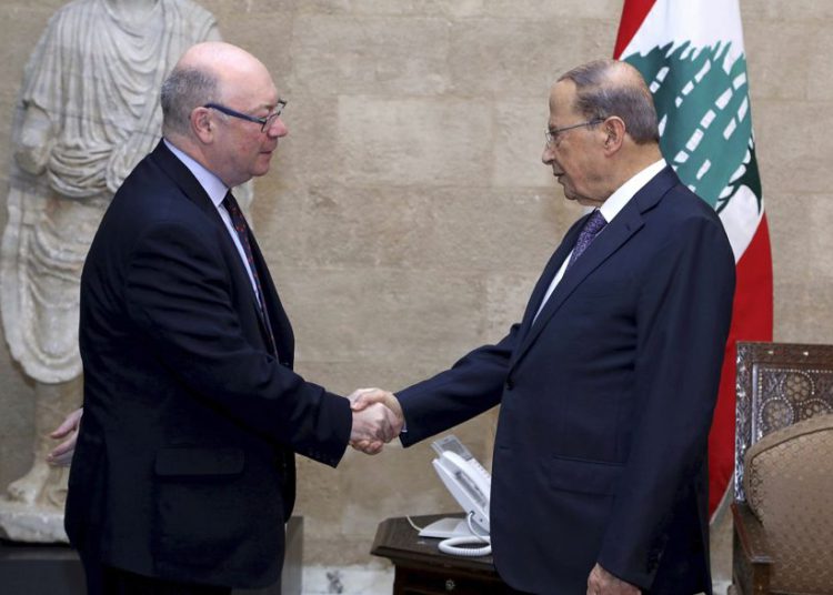 El presidente libanés Michel Aoun, a la derecha, da la mano al ministro de Relaciones Exteriores de Gran Bretaña, Alistair Burt, en el palacio presidencial, en Beirut, Líbano, el 7 de marzo de 2019. (Dalati Nohra a través de AP)