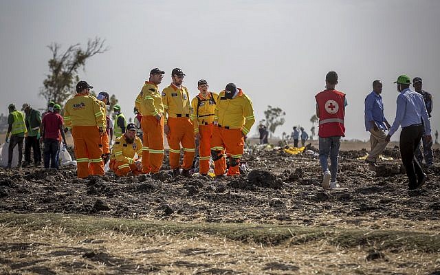 Miembros del equipo israelí de rescate y recuperación Zaka en el lugar del accidente del avión Boeing 737 Max 8 de Ethiopian Airlines al sur de Addis Abeba, el 12 de marzo de 2019. (AP / Mulugeta Ayene)