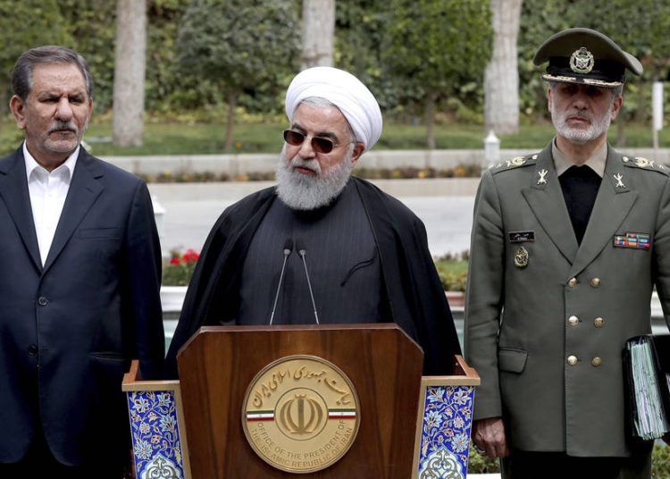 El presidente Hassan Rouhani, centro, habla durante una reunión informativa después de una reunión de gabinete, mientras el vicepresidente principal Eshaq Jahangiri, a la izquierda, y el ministro de Defensa, general Amir Hatami, escuchan en Teherán, Irán, el 18 de marzo de 2019. (Oficina de la Presidencia iraní a través de AP )
