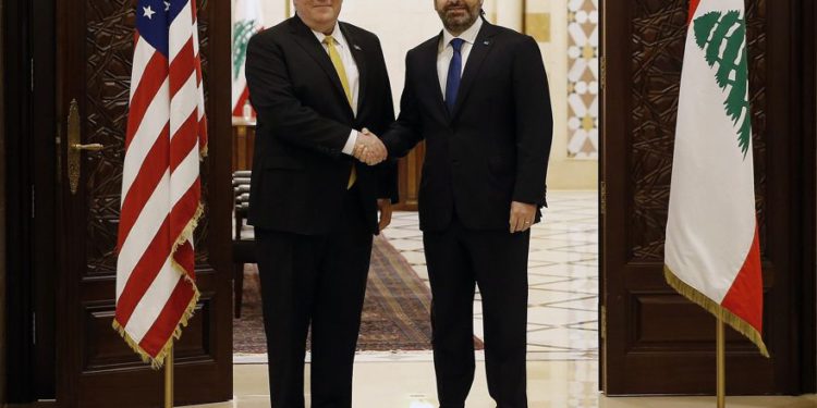 El primer ministro libanés, Saad Hariri, le da la mano al secretario de Estado de EE. UU., Mike Pompeo, a la izquierda, en Beirut, Líbano, el 22 de marzo de 2019. (Foto de AP / Bilal Hussein)