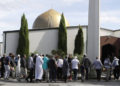 Los fieles se preparan para entrar en la mezquita de Al Noor después del tiroteo masivo de la semana pasada en Christchurch, Nueva Zelanda, el 23 de marzo de 2019. (AP Photo / Mark Baker)
