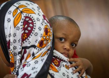 Un niño africano que espera un examen de corazón en. (Nati Shohat / Flash90)