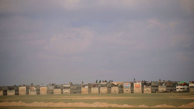 Autobuses y camiones destinados a la evacuación de civiles en Baghouz (Reuters)