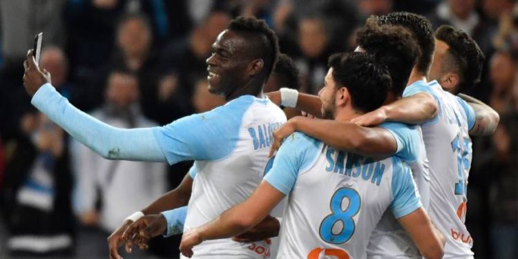 Balotelli publica video de celebración en las redes sociales en medio de partido