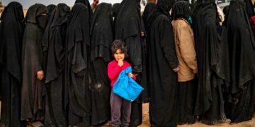 Cientos de combatientes de ISIS intentan escapar de la ciudad siria asediada