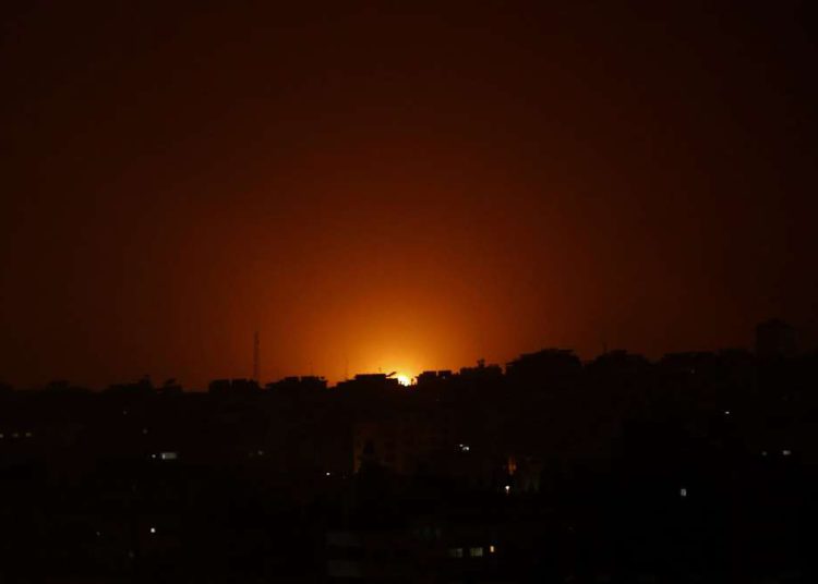 Una explosión causada por ataques aéreos israelíes se ve en la ciudad de Gaza, temprano el viernes 15 de marzo de 2019. Aviones de combate israelíes atacaron objetivos en el sur de la Franja de Gaza el viernes temprano en respuesta a un raro ataque con cohetes en la ciudad israelí de Tel Aviv (AP Photo / Adel Hana)