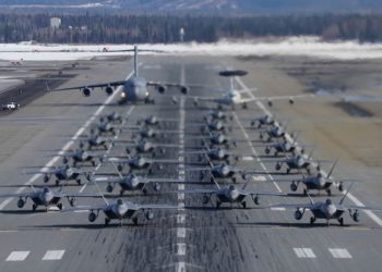 Docenas de cazas F-22 Raptor demuestran capacidades de combate durante “Caminata de Elefante”