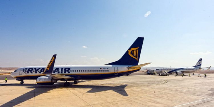 La aerolínea irlandesa Ryanair llega al aeropuerto en la ciudad de Eilat, sur de Israel, el 9 de noviembre de 2015. Foto de Flash90.