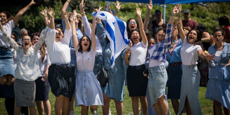 Las personas celebran las celebraciones del 70º Día de la Independencia de Israel en el Parque Saker en JerusalEM, 19 de abril de 2018. (Yonatan Sindel / Flash90)