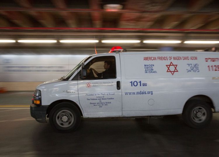 Una ambulancia Magen David Adom vista fuera del Hospital Shaarei Tzedek en Jerusalén el 13 de diciembre de 2018. (Noam Revkin Fenton / Flash90)