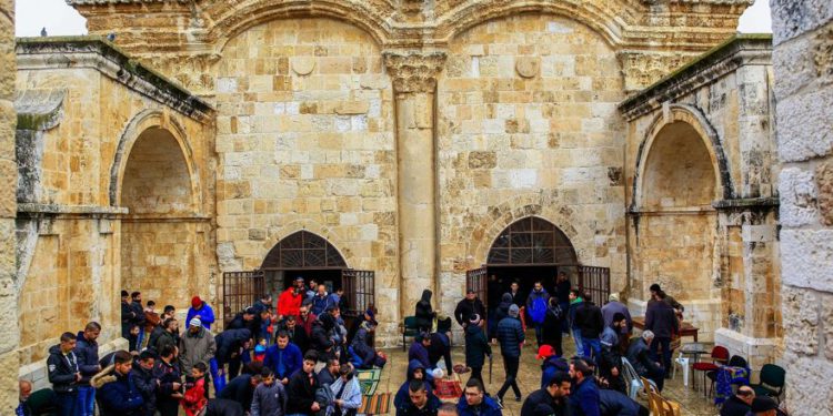 Los musulmanes participan en las oraciones del viernes fuera de la Puerta de la Misericordia, en la entrada al complejo del Monte del Templo en la Ciudad Vieja de Jerusalem, el 1 de marzo de 2019. (Sliman Khader / Flash90)