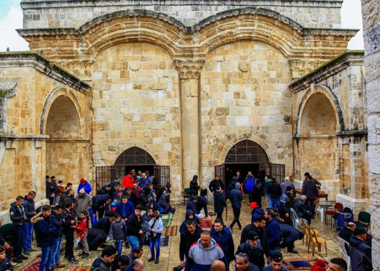 Los musulmanes participan en las oraciones del viernes fuera de la Puerta de la Misericordia, en la entrada al complejo del Monte del Templo en la Ciudad Vieja de Jerusalem, el 1 de marzo de 2019. (Sliman Khader / Flash90)
