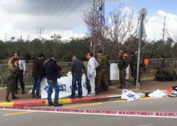 Fuerzas de seguridad israelíes en el lugar donde un palestino llevó a cabo un ataque mortal cerca del cruce de Giti-Avishar, el 17 de marzo de 2019. (Flash90)