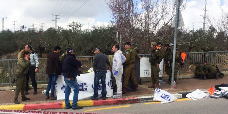 Fuerzas de seguridad israelíes en el lugar donde un palestino llevó a cabo un ataque mortal cerca del cruce de Giti-Avishar, el 17 de marzo de 2019. (Flash90)