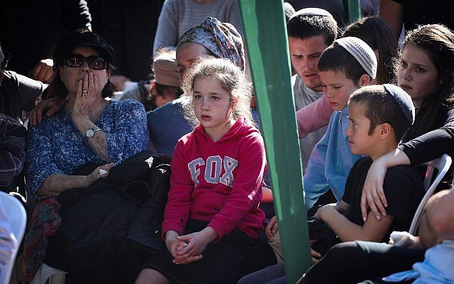La familia del rabino Achiad Ettinger, quien fue asesinado en un ataque terrorista cerca de Ariel el 17 de marzo de 2019, habla durante su funeral en su poblado de Eli, el 18 de marzo de 2019. (Noam Revkin Fenton / Flash90)