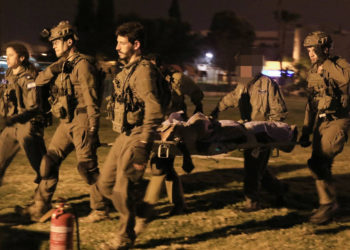 Soldados israelíes evacuan a un guardia herido del Servicio Penitenciario de Israel al hospital Soroka en Beersheba, sur de Israel, el 24 de marzo de 2019. (Meir Even Haim / Flash90)