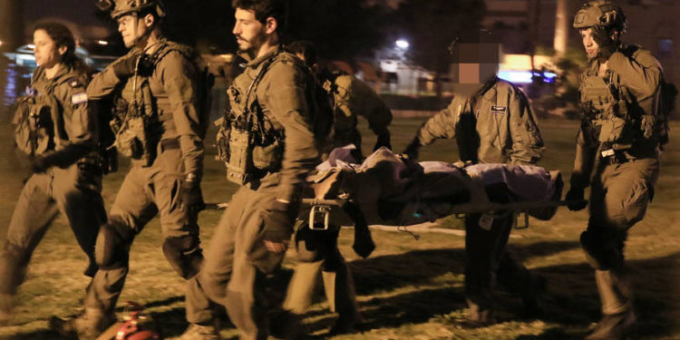 Soldados israelíes evacuan a un guardia herido del Servicio Penitenciario de Israel al hospital Soroka en Beersheba, sur de Israel, el 24 de marzo de 2019. (Meir Even Haim / Flash90)