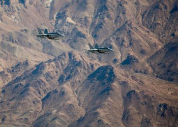 Dos F/A-18 chocan en el aire sobre Twentynine Palms, California