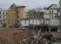 Ilustrativo: la parte inferior de la fábrica de Schindler junto a un edificio demolido del siglo XIX. (Crédito de la foto: Eva Munk / JTA)