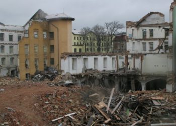 Ilustrativo: la parte inferior de la fábrica de Schindler junto a un edificio demolido del siglo XIX. (Crédito de la foto: Eva Munk / JTA)