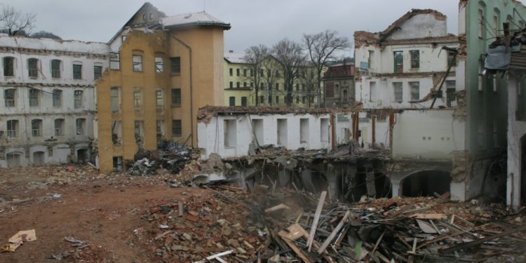Ilustrativo: la parte inferior de la fábrica de Schindler junto a un edificio demolido del siglo XIX. (Crédito de la foto: Eva Munk / JTA)