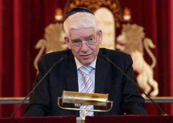 Josef Schuster, presidente del Consejo Central de Judíos en Alemania, hablando en la sinagoga de Westend, en Frankfurt, Alemania, el 26 de septiembre de 2016. (Hannelore Foerster / Getty Images a través de JTA)