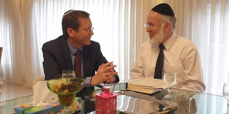 El jefe de la Agencia Judía, Isaac Herzog, se reúne con el rabino jefe argentino Gavriel Davidovich en su casa de Buenos Aires. (Cortesía de la Agencia Judía para Israel a través de JTA)