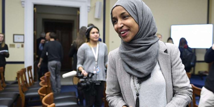 Congresista Ilhan Omar dice que la llaman antisemita porque es musulmana