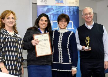 Una de las ganadoras de la sexta Olimpiada Anual de Física de Jerusalem College of Technology (JCT) Ayelet Hashahar Barel de Rishon Letzion; Eti Stern, responsable del Tal Campus para mujeres de JCT; Yocheved Berstel, profesora de educación física para niñas en Rishon Letzion; y rector del profesor Kenneth Hochberg del Centro Académico Lev de JCT. Crédito: JCT.