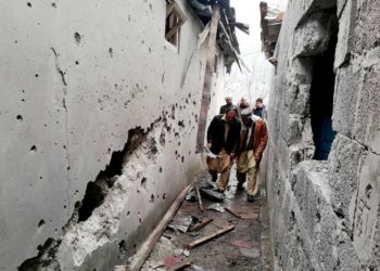 Hombres caminan a través de los escombros causados ​​por los bombardeos de la Cachemira administrada por la India. Chakothi, Cachemira administrada por Pakistán, 11 de marzo de 2019 \ STRINGER / REUTERS