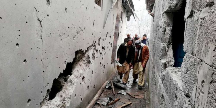 Hombres caminan a través de los escombros causados ​​por los bombardeos de la Cachemira administrada por la India. Chakothi, Cachemira administrada por Pakistán, 11 de marzo de 2019 \ STRINGER / REUTERS
