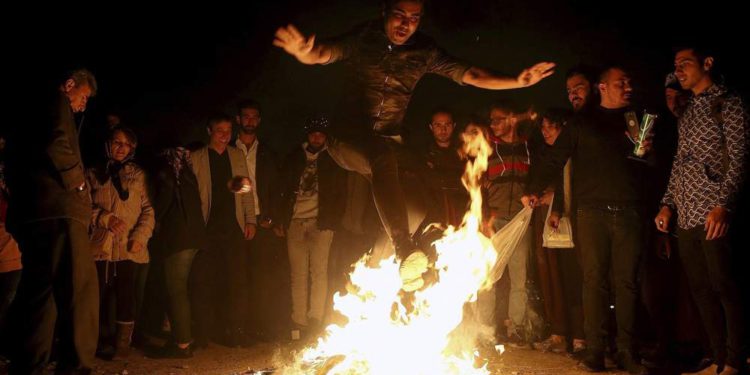 Los males de Irán se convierten en humo durante el festival de fuego