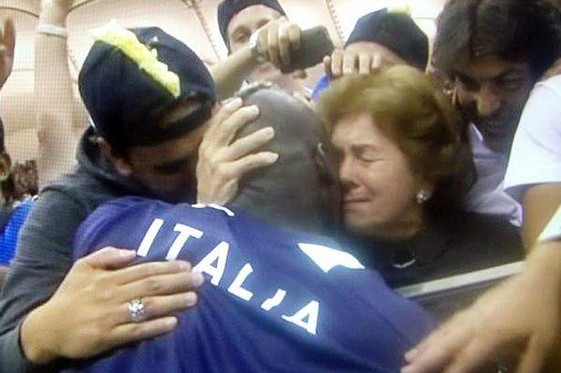 El goleador italiano Mario Balotelli abraza a su madre adoptiva judía, Silvia, después de la victoria del jueves sobre Alemania en la Eurocopa 2012. (a través de Twitter)
