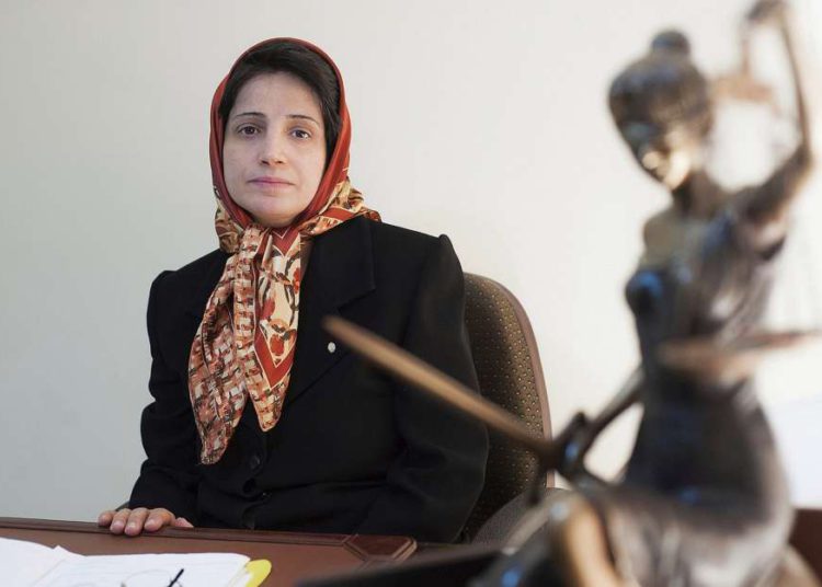 Abogada iraní que defiende a mujeres condenada a 7 años por “conspirar contra Irán”