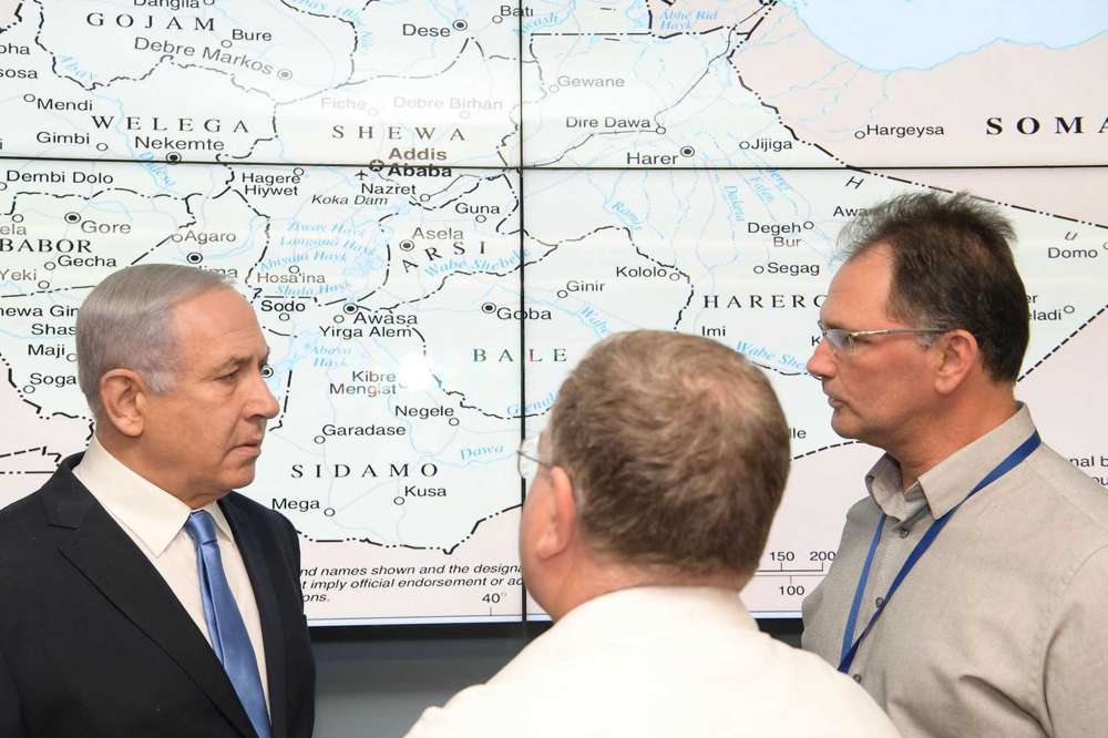 El primer ministro Benjamin Netanyahu (L) con personal del Ministerio de Relaciones Exteriores en una sala de emergencia establecida después de un accidente aéreo de Ethiopian Airlines el 10 de marzo de 2019. (Amos Ben Gerschom / GPO)