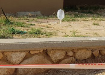 Un globo incendiario en el patio de una casa en la ciudad sur de Sderot el 24 de junio de 2018. (Policía de Israel)