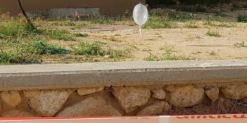 Un globo incendiario en el patio de una casa en la ciudad sur de Sderot el 24 de junio de 2018. (Policía de Israel)