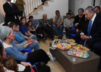 El primer ministro Benjamin Netanyahu (R) hace un llamado de condolencia a la familia del rabino Achiad Ettinger en el asentamiento de Eli en la Ribera Occidental, el 19 de marzo de 2019 (Haim Zach / GPO)